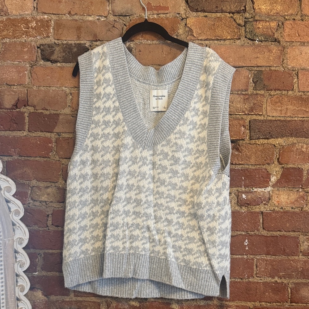Oversized Abercrombie & Fitch Light Gray V-Neck Sweater Vest